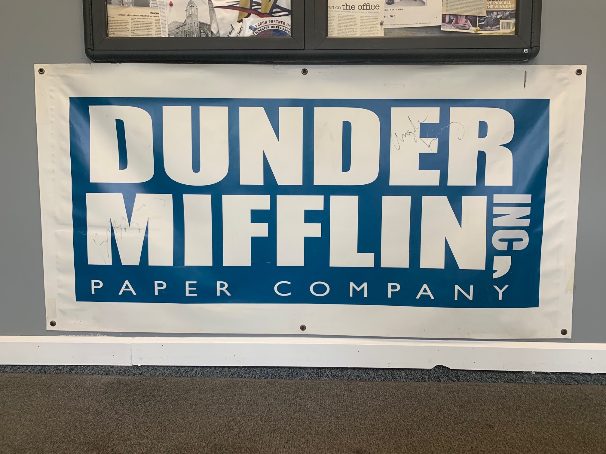 File:Dunder mifflin banner scranton.jpg - Wikipedia