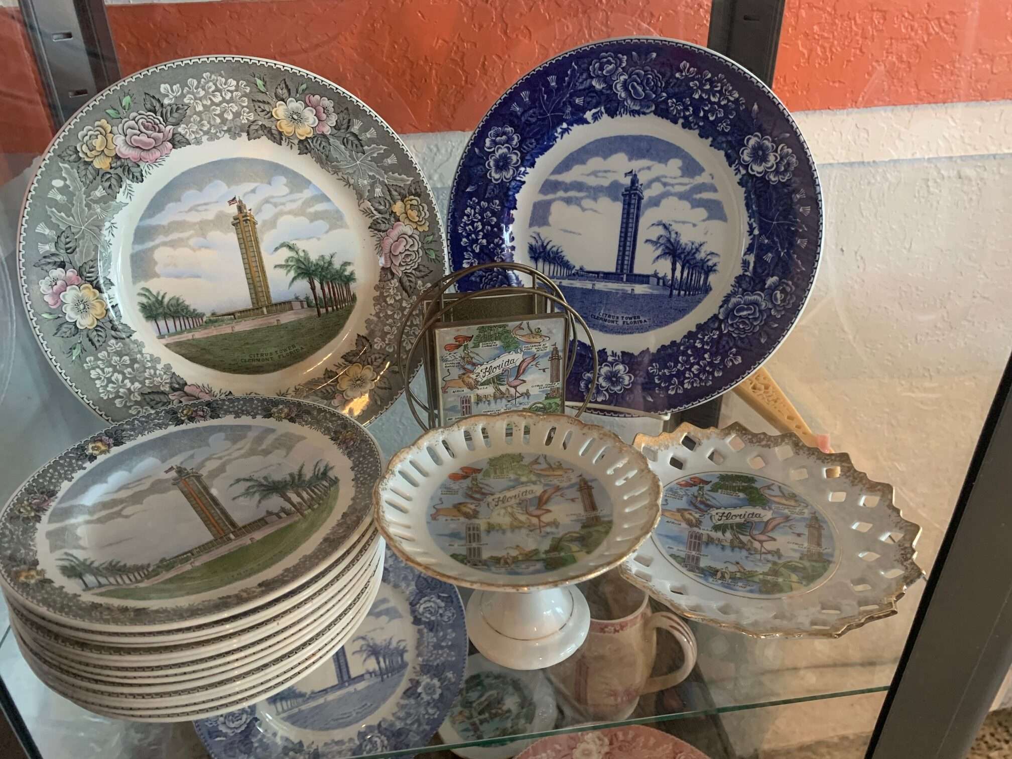 These vintage Florida Citrus Tower souvenir plates are many decades old. photo by Joshua at TheFunTimesGuide.com Florida Citrus Tower souvenir plates
