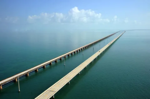 a beautiful picture of the 7 mile bridge in the Florida keys