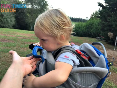 The Osprey hiking baby carrier has 2 large grab handles for secure and easy pickups and unloads.