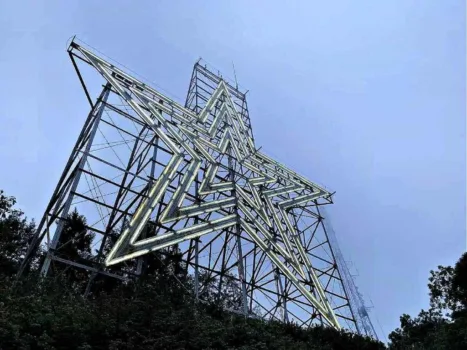 Visiting the Roanoke Star on Mill Mountain in Virginia has been one of the most popular things to do in Roanoke since 1949. Here's how to get to the Roanoke Star to see it up close!